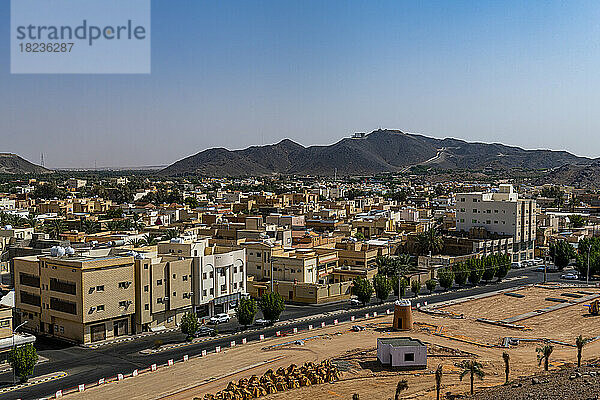 Saudi-Arabien  Provinz Hail  Ha?il  Wüstenstadt mit Hügeln im Hintergrund