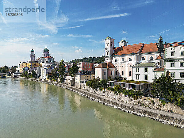 Deutschland  Bayern  Passau  Luftaufnahme des Inns und der Michaelskirche im Sommer