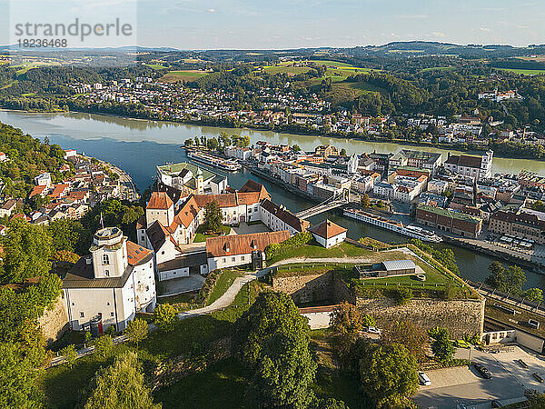 Deutschland  Bayern  Passau  Luftaufnahme der Veste Oberhaus mit dem Zusammenfluss von Donau und Ilz im Hintergrund