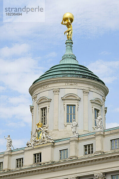 Deutschland  Brandenburg  Potsdam  Kuppel des historischen Rathauses mit Atlas-Statue an der Spitze