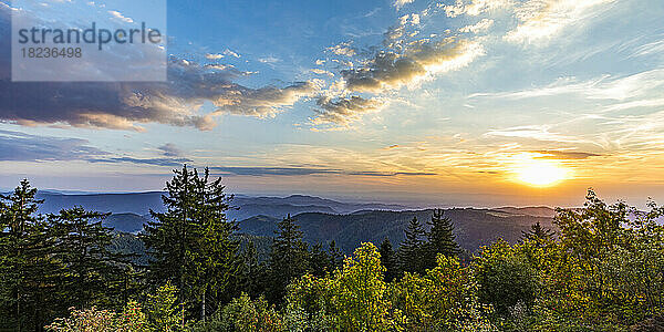 Deutschland  Baden-Württemberg  Landschaft des Nationalparks Schwarzwald bei Sonnenuntergang