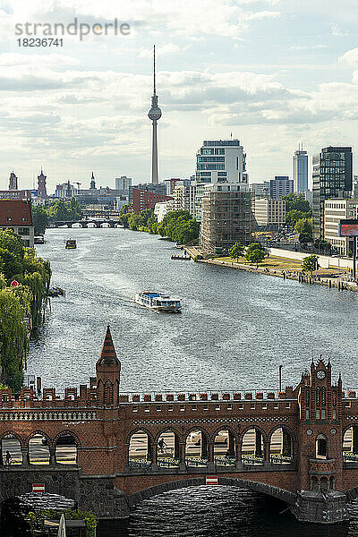 Deutschland  Berlin  Spree mit Oberbaumbrücke im Vordergrund und Berliner Fernsehturm im Hintergrund