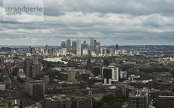 Moderne Wolkenkratzer in London unter bewölktem Himmel