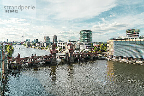 Deutschland  Berlin  Oberbaumbrücke mit Mediaspreeviertel im Hintergrund