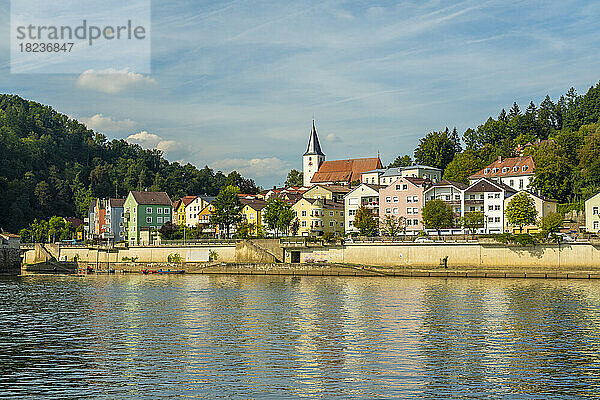 Deutschland  Bayern  Passau  Donau mit historischen Häusern im Hintergrund