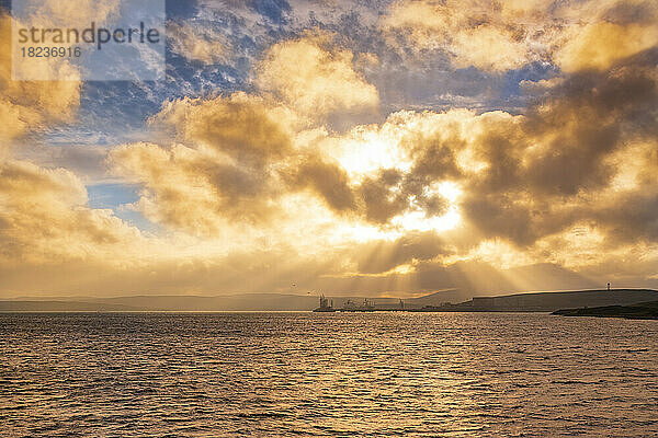 Großbritannien  Schottland  dramatischer Sonnenuntergang über Sullom Voe mit Ölterminal und Gasanlage im Hintergrund