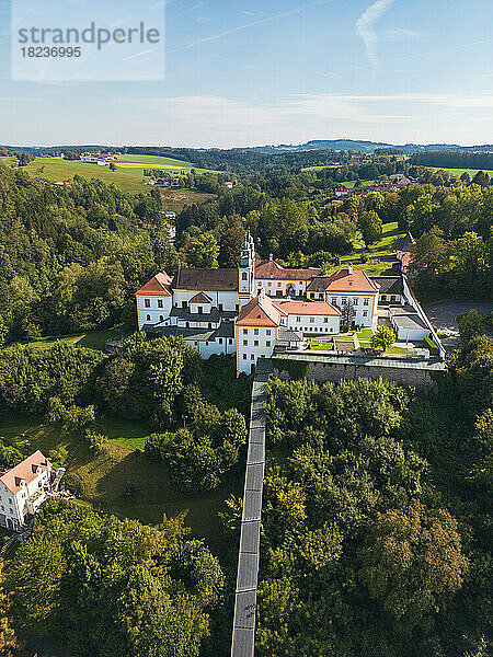 Deutschland  Bayern  Passau  Luftaufnahme des Paulinerklosters und der Wallfahrtskirche Mariahilf im Sommer