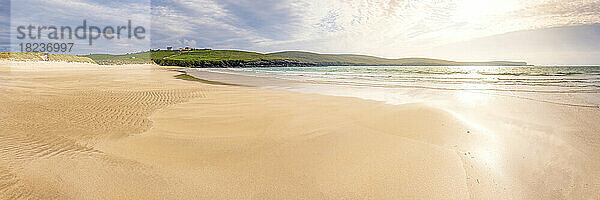 Großbritannien  Schottland  Yell  Panoramablick auf den Strand von Sands of Breckon bei Sonnenuntergang