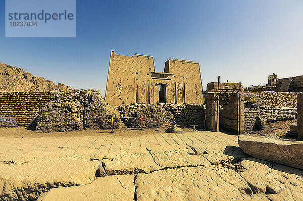 Ägypten  Gouvernement Assuan  Edfu  Eingang des antiken Tempels von Edfu