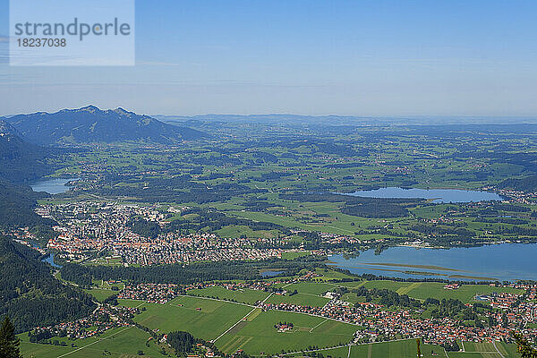 Ariel-Blick auf die Städte Schwangau und Füssen in der Nähe von Seen