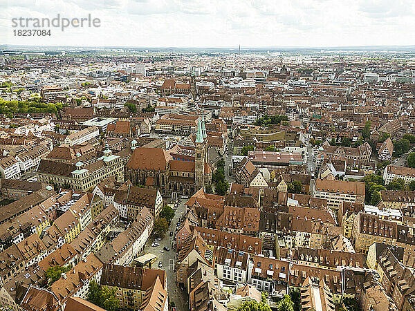 Deutschland  Bayern  Nürnberg  Luftaufnahme der historischen Altstadt mit der Sebaldkirche im Zentrum