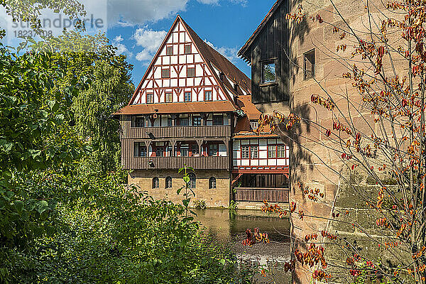 Deutschland  Bayern  Nürnberg  Fluss Pegnitz mit historischem Weinstadel-Haus im Hintergrund