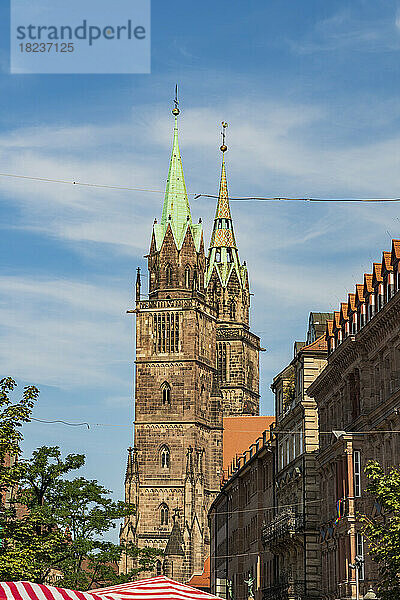 Deutschland  Bayern  Nürnberg  Glockentürme der historischen Sankt-Laurentius-Kirche