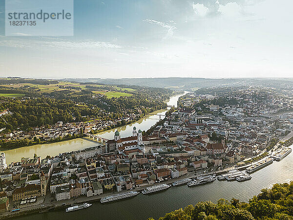 Deutschland  Bayern  Passau  Luftaufnahme der Altstadt umgeben von Donau und Inn