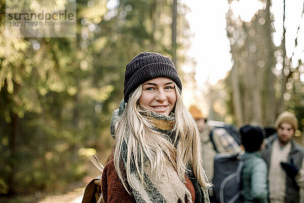 Seitenansicht einer lächelnden jungen Frau mit blondem Haar