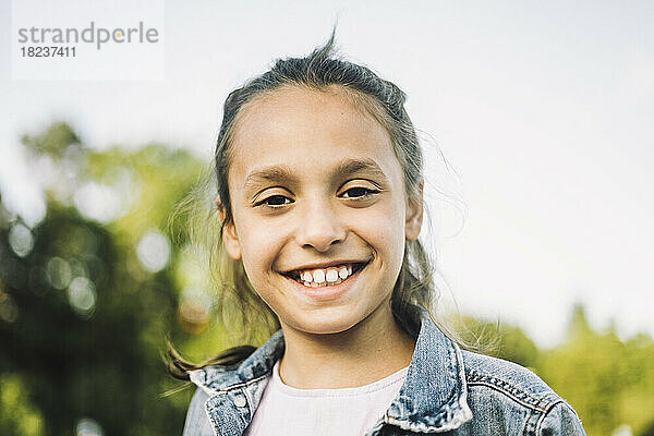 Porträt eines glücklichen Mädchens mit strahlendem Lächeln