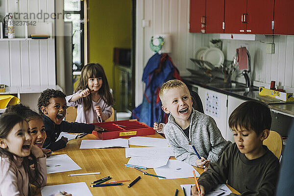 Fröhliche Schülerinnen und Schüler haben Spaß beim Lernen im Kindergarten