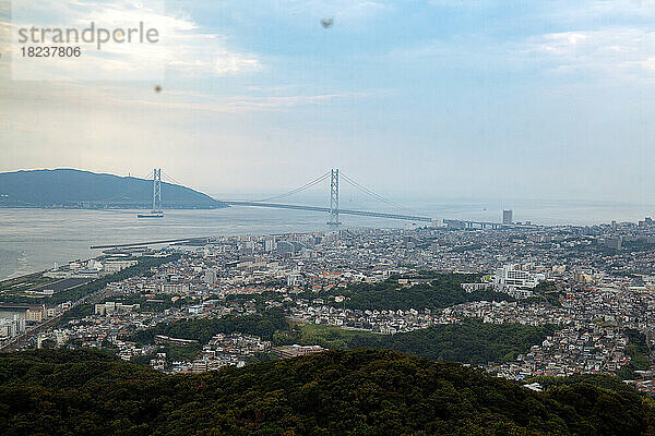 Blick über die Stadt Kobe und die Hängebrücke Akashi Kaikyo Bridge  die Honshu mit Iwaya verbindet.