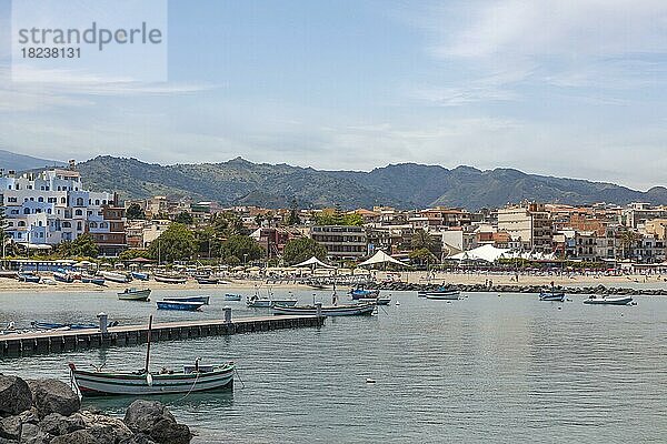 Blick auf den Badeort Giardini-Naxos  Sizilien  Italien  Europa