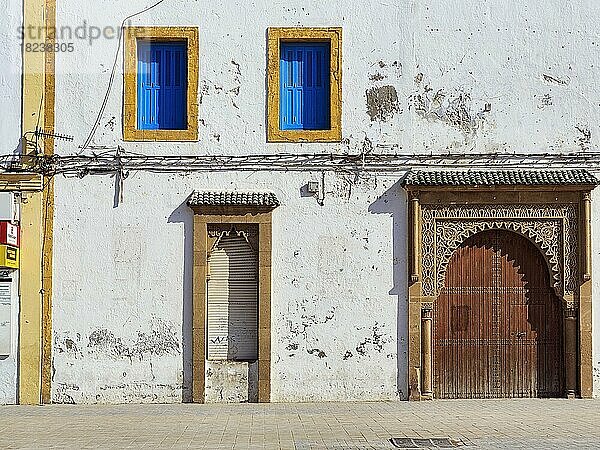 Abblätternde Fassade  verzierte Holztür  traditionelle Bogentür  Essaouira  Marokko  Afrika