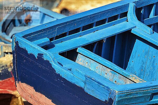 Traditionelles blaues Fischerboot im Hafen  leer  Detail  Essaouira  Marokko  Afrika