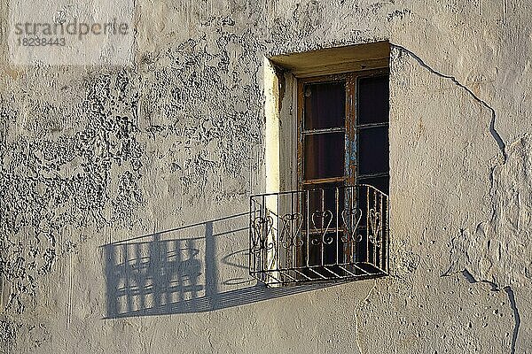 Abblätternde Fassade  Fenster mit Balkon  traditionelles Eisengitter wirft Schatten  Essaouira  Marokko  Afrika