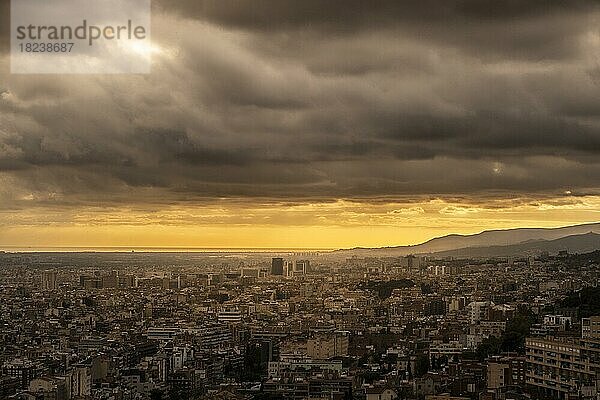 Sonnenuntergang in der Stadt Barcelona aus der Vogelperspektive