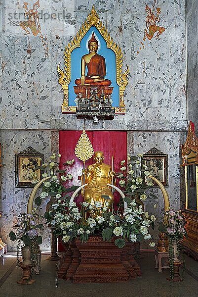 Altar im Wat Chalong  größter Tempel auf Phuket  Thailand  Asien