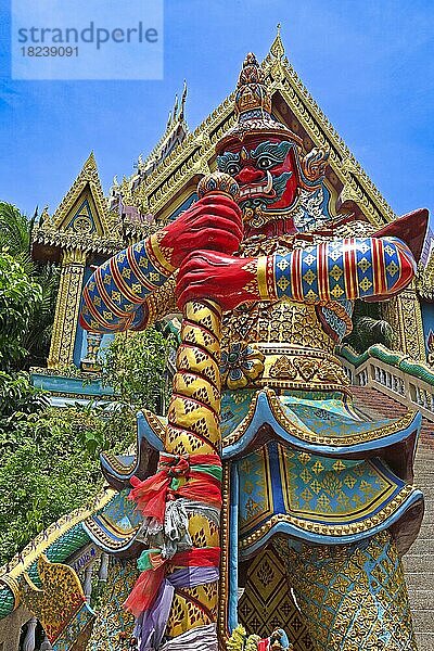 Götzenstaue als Kämpfer am Tempel Wat Khao Rang  Phuket  Thailand  Asien