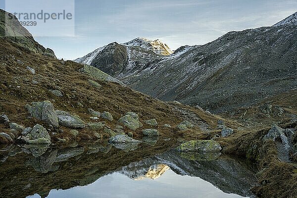 Leicht verschneite Berge und Bergsee im Herbst am Flüelapass  Engadin  Graubünden  Schweiz  Europa