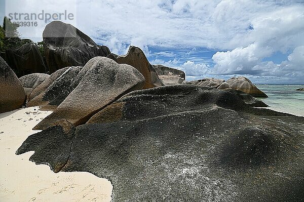 Granitfelsen am Strand der Anse Source dArgent  La Digue  Seychellen  Afrika