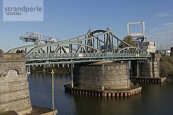 Historische Drehbrücke am Linner Rheinhafen  Krefeld-Uerdingen  Nordrhein-Westfalen  Deutschland  Europa