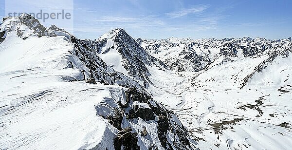 Bergpanorama der Stubaier Alpen im Winter mit Gipfel Schrankarkogel  Ausblick vom Grat des Wilden Hinterbergl ins Tal des Schrannbach  am Gletscher Berglasferner  Stubaier Alpen  Tirol  Österreich  Europa