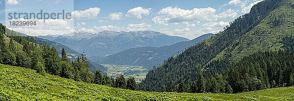 Ausblick ins Drautal  Alm hinterm Brunn  bei Techendorf am Weißensee  Kärnten  Österreich  Europa