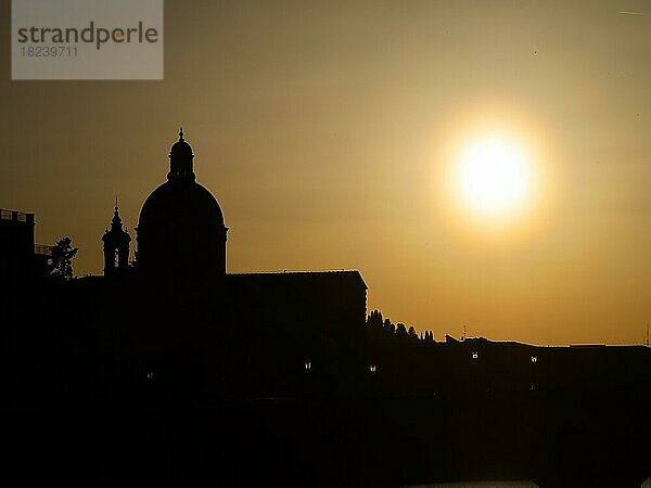 Die Silhouette der Basilica di Santa Maria del Carmine im Gegenlicht bei Sonnenuntergang  Florenz  Toskana  Italien  Europa