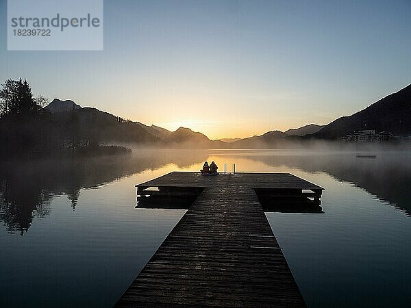 Personen genießen Morgenstimmung bei Sonnenaufgang  Steg am Fuschlsee  bei Fuschl am See  Salzkammergut  Salzburger Land  Land Salzburg  Österreich  Europa