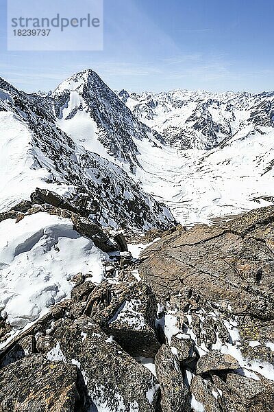 Bergpanorama der Stubaier Alpen im Winter mit Gipfel Schrankarkogel  Ausblick vom Grat des Wilden Hinterbergl ins Tal des Schrannbach  am Gletscher Berglasferner  Stubaier Alpen  Tirol  Österreich  Europa