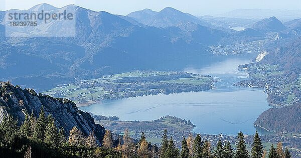 Herbststimmung  Wolfgangsee  hinten der Fuschlsee  Ausblick vom Berg Hainzen  bei Bad Ischl  Salzkammergut  Oberösterreich  Österreich  Europa