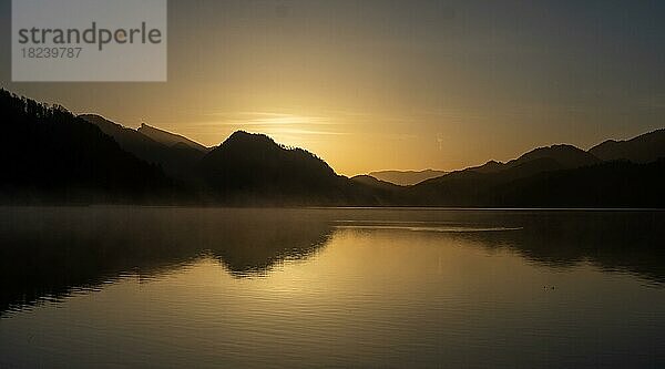 Morgenstimmung bei Sonnenaufgang am Fuschlsee  bei Fuschl am See  Salzkammergut  Oberösterreich