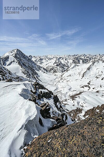 Bergpanorama der Stubaier Alpen im Winter  Ausblick vom Grat des Wilden Hinterbergl ins Tal des Schrannbach  am Gletscher Berglasferner  Stubaier Alpen  Tirol  Österreich  Europa