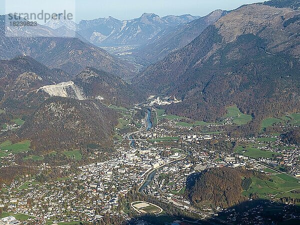 Ausblick vom Katrin Bergipfel auf Bad Ischl  hinten Traunstein und Traunsee  Salzkammergut  Oberösterreich  Österreich  Europa