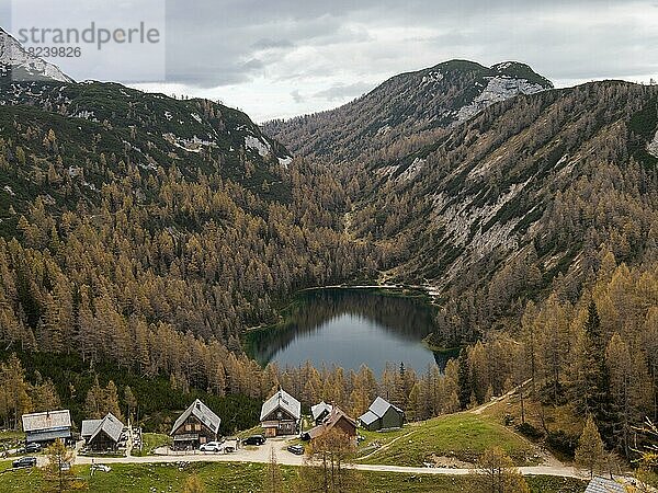 Totes Gebirge im Herbst  Steirersee mit Almhütten  Tauplitz Alm  Tauplitz  Salzkammergut  Steiermark  Österreich  Europa