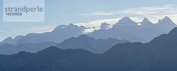 Blick von Berg Katrin im Katergebirge auf das Dachsteinmassiv  Salzkammergut  Traunviertel  Oberösterreich  Österreich  Europa