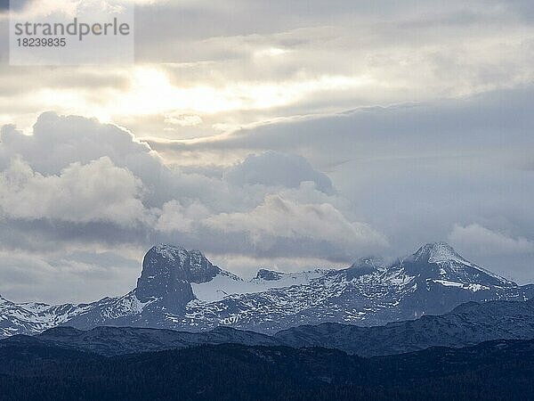 Dachsteinmassiv im Abendlicht  Aussicht von der Tauplitzalm  Steiermark  Österreich  Europa