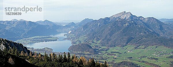 Herbststimmung  Wolfgangsee und Schafberg  hinten der Fuschlsee  Ausblick vom Berg Hainzen  bei Bad Ischl  Salzkammergut  Oberösterreich  Österreich  Europa