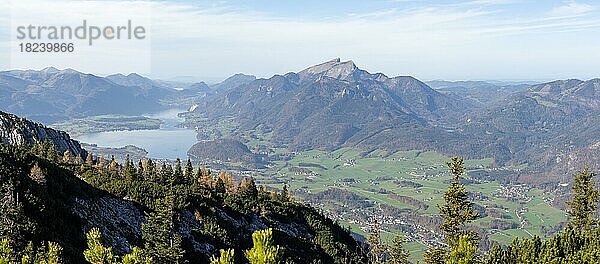 Herbststimmung  Wolfgangsee und Schafberg  hinten der Fuschlsee  Ausblick vom Berg Hainzen  bei Bad Ischl  Salzkammergut  Oberösterreich  Österreich  Europa