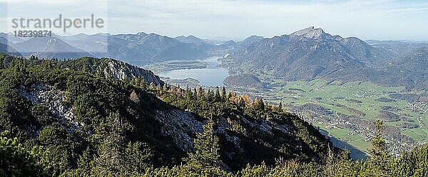 Herbststimmung  Wolfgangsee und Schafberg  hinten der Fuschlsee  Ausblick vom Berg Hainzen  bei Bad Ischl  Salzkammergut  Oberösterreich  Österreich  Europa
