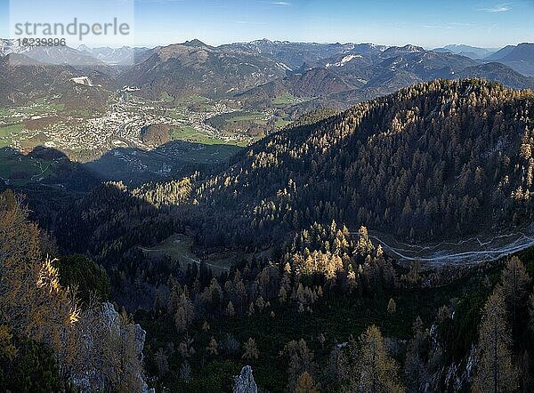 Ausblick vom Katrin Bergipfel auf Bad Ischl  hinten Traunstein und Traunsee  Salzkammergut  Oberösterreich  Österreich  Europa