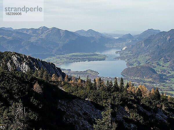 Herbststimmung  Wolfgangsee  hinten der Fuschlsee  Ausblick vom Berg Hainzen  bei Bad Ischl  Salzkammergut  Oberösterreich  Österreich  Europa
