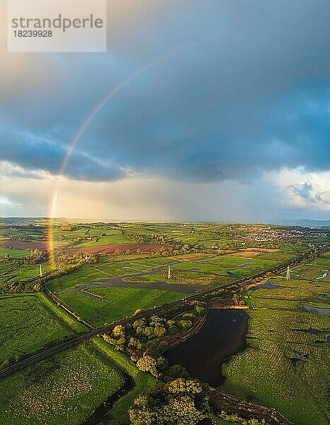 Regenbogen über Feuchtgebieten aus einer Drohne  RSPB Exminster and Powderham Marshe  Exeter  Devon  England  Großbritannien  Europa